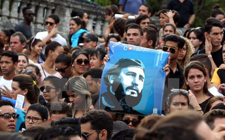 Hàng trăm thanh niên Cuba đã tuần hành tưởng niệm tại Trường đại học La Habana, bày tỏ lòng tiếc thương vô hạn sự ra đi của Lãnh tụ Cách mạng kiệt xuất Fidel castro.